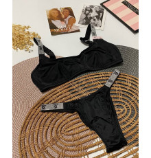 Дуже зручний комлект з новоі колекціі Victorias Secret