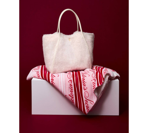 Затишний та мʼякий плед від Victoria’s Secret