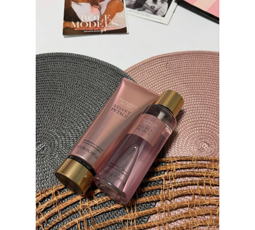 Спрей для тіла Velvet Petals від Victorias Secret